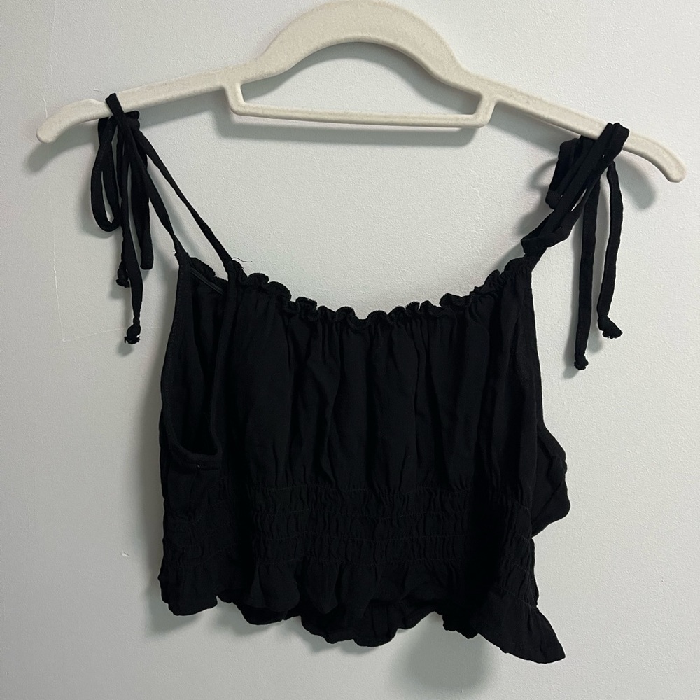 kendall & kylie ruffled black top